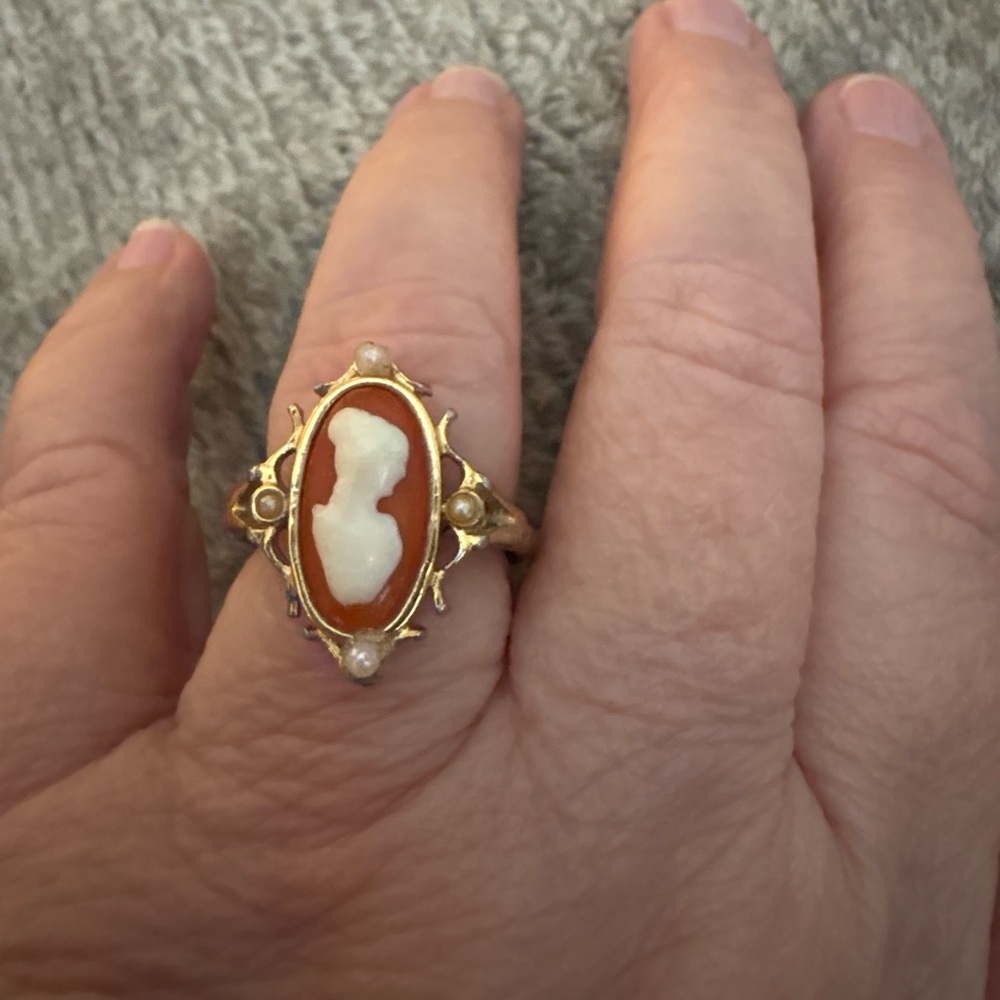 Avon Cameo ring size 9